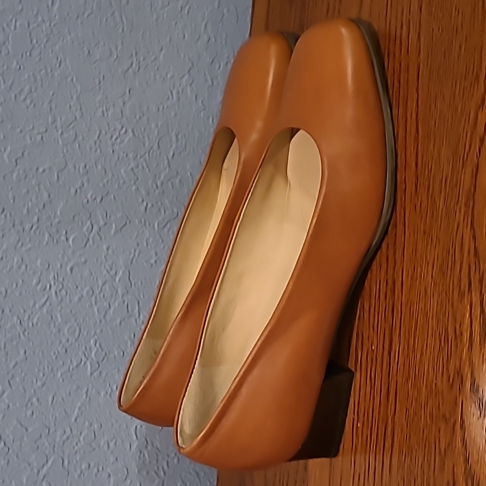 Naturalizer Leather Camel color Size 8N 1 3/4" block heel LIKE NEW